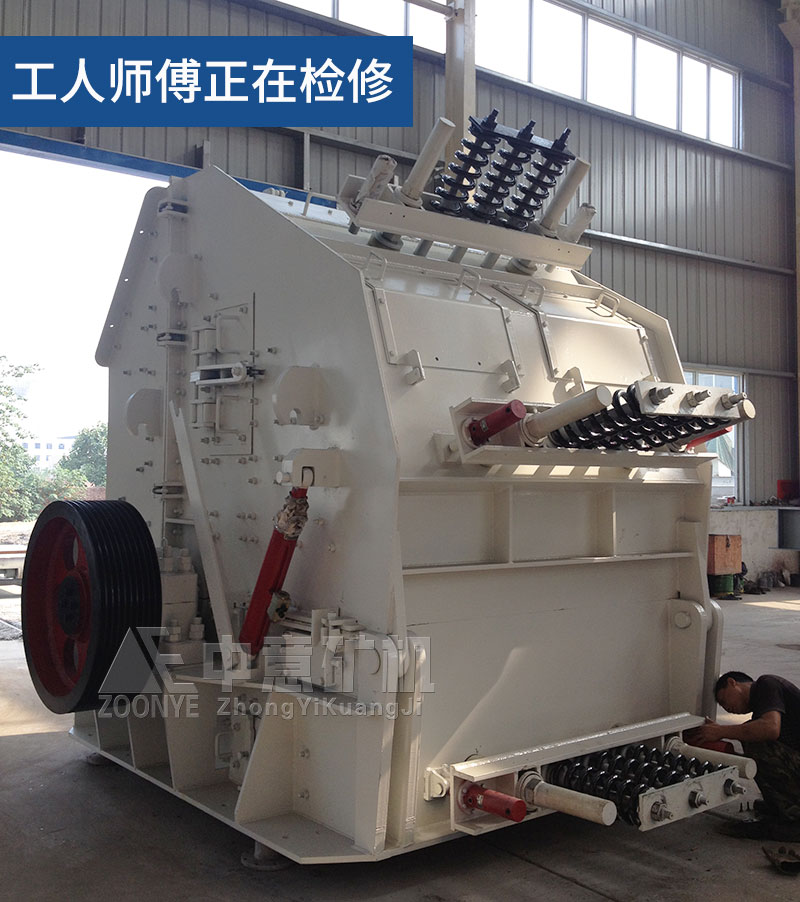 工人師傅正在給設備檢修