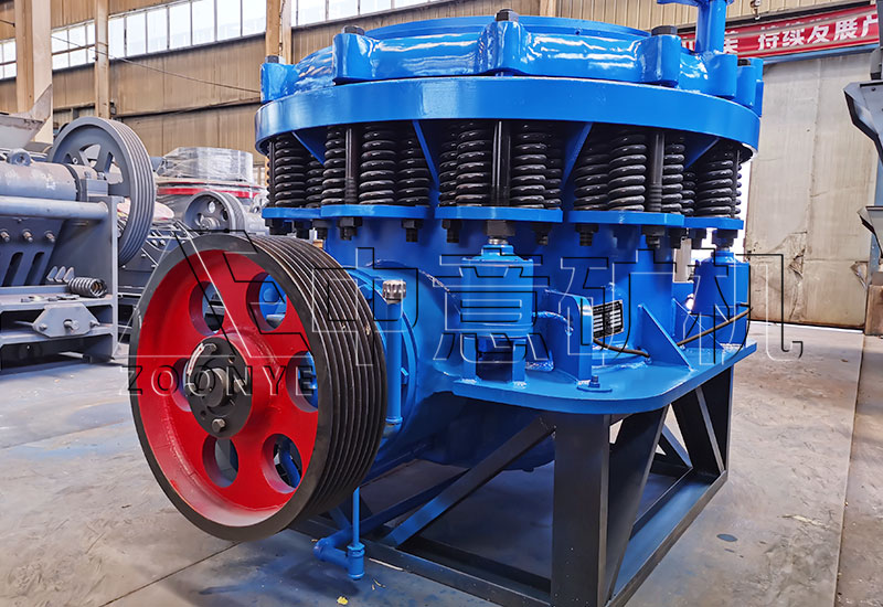 20220615016.jpg 圓錐破碎機整裝待發(fā)